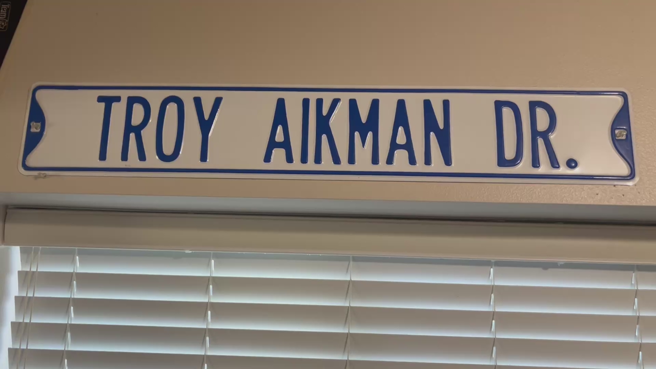Dallas Cowboys Rd. signs Troy Aikman and Emmitt Smith