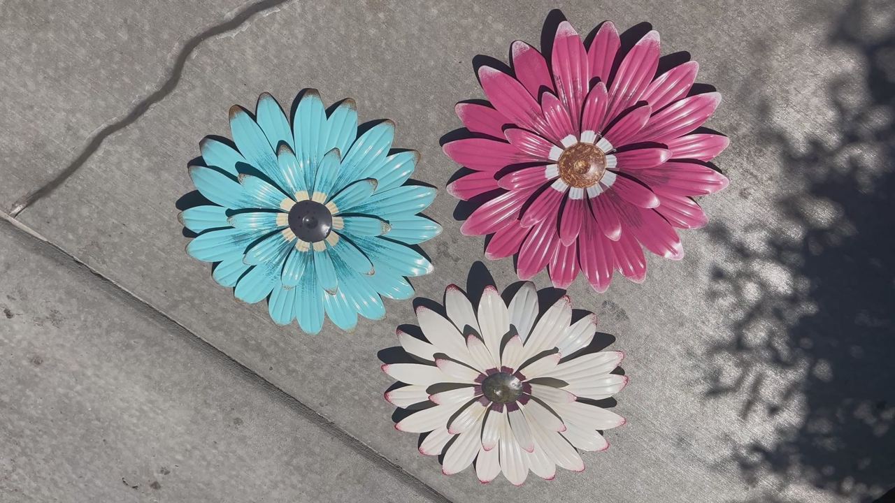 Medium/large metal garden daisy flower set 16” $40.00 all or $15 each.